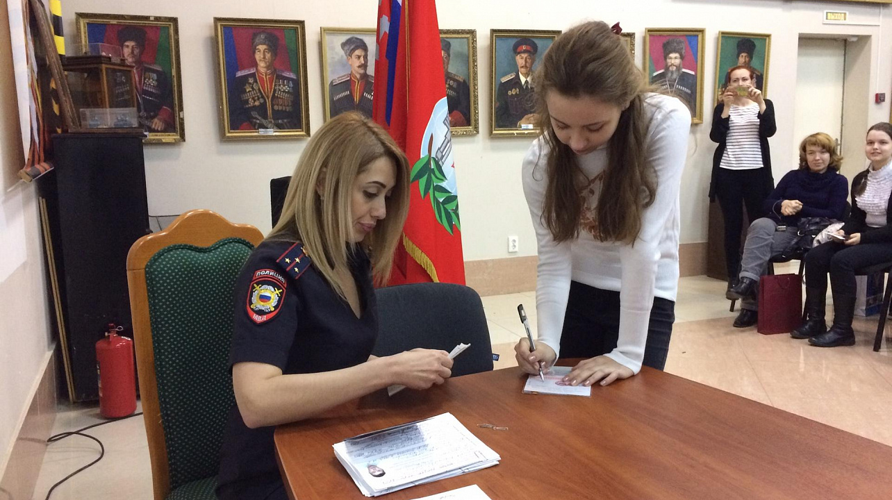 14-летним гражданам Западного округа торжественно вручили паспорта