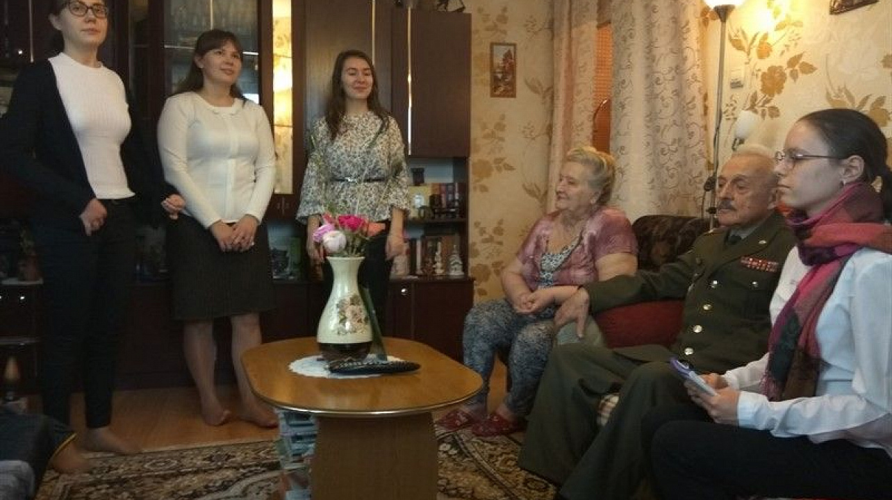 Студенты КубГУ поздравили ветеранов с днем защитника Отечества.jpg