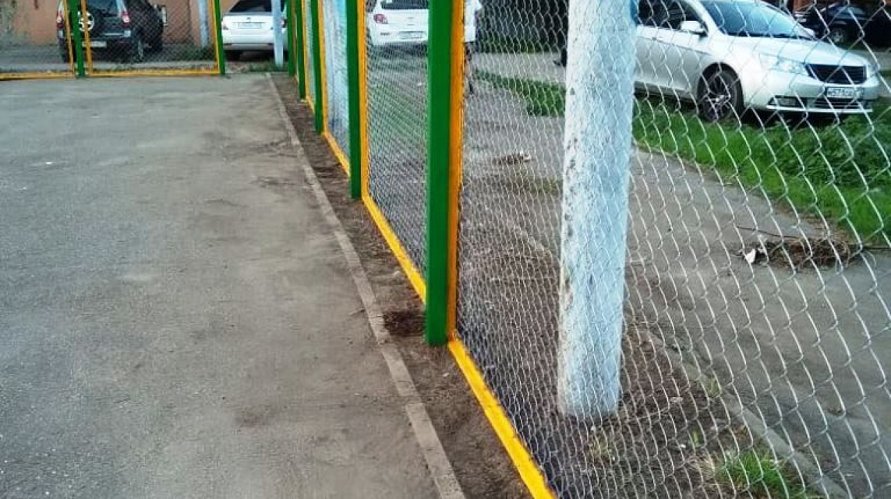 На улице Алма-Атинской  Западного  округа прошел субботник