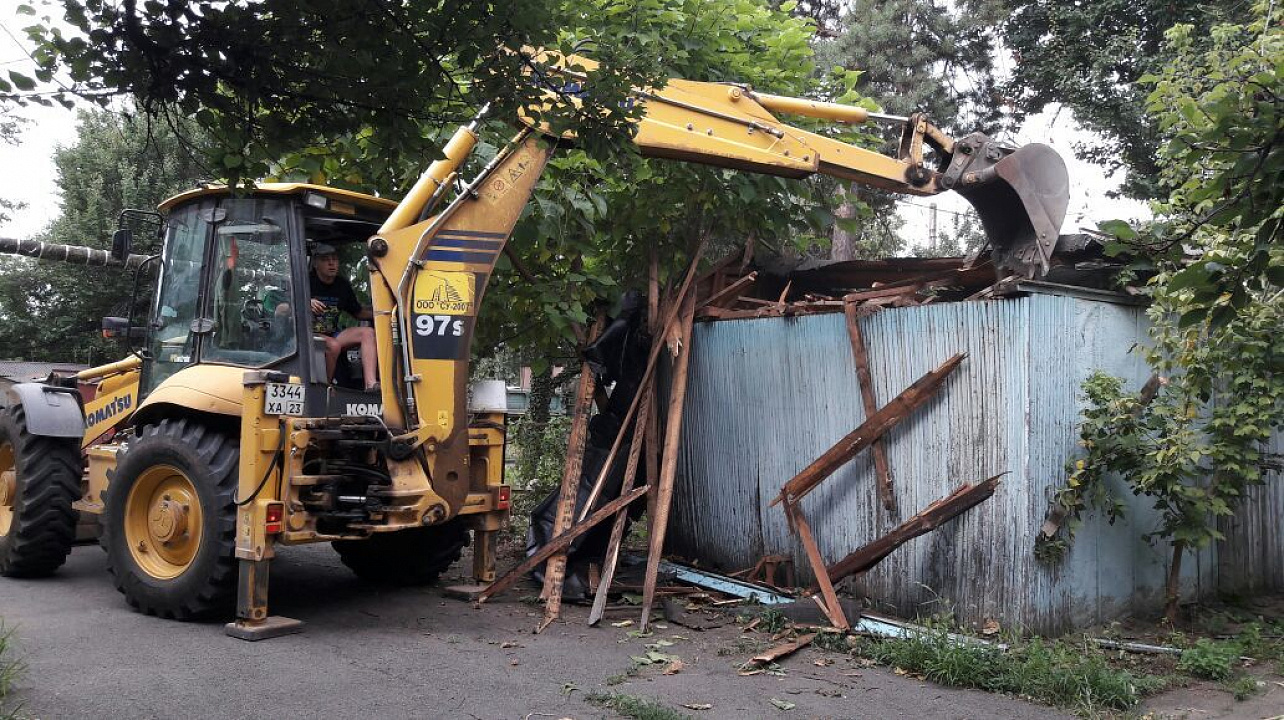 снос ветхого строения ул.Стахановская,8/1