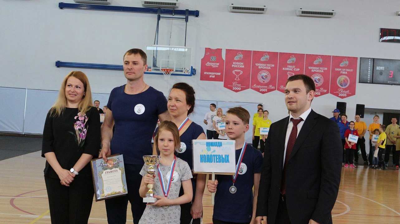 В Прикубанском округе состоялось спортивное состязание «Папа, Мама, я - спортивная семья!»