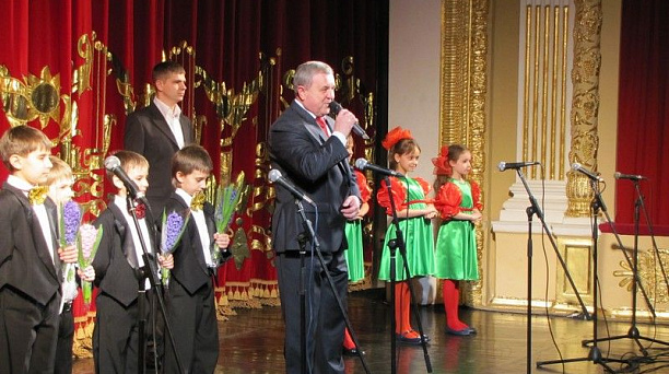 Глава Центрального округа Вячеслав Литвинов поздравил женщин с наступающим праздником