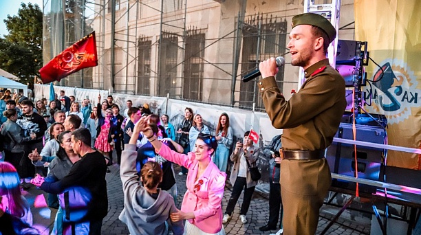 В День Победы краснодарцы зажгли «Свечи памяти» и закружились в «Победном вальсе»