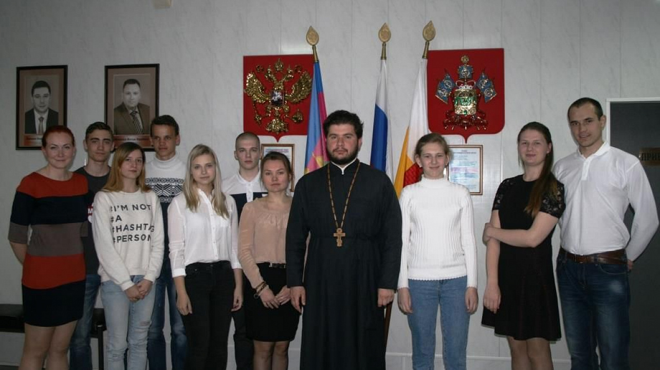Молодежный Совет Прикубанского округа провел круглый стол с представителем Русской Православной церкви