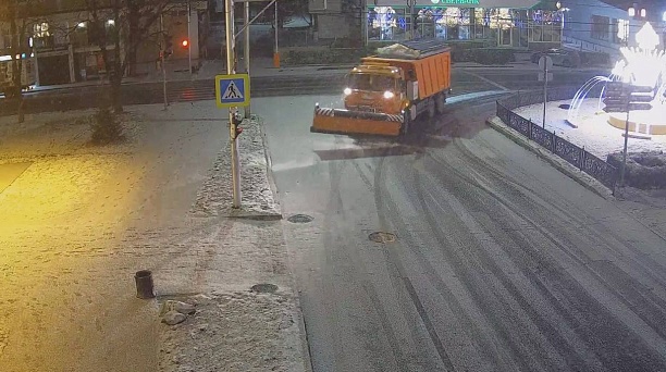 Дороги, дворы  и тротуары Краснодара обрабатывают от гололёда