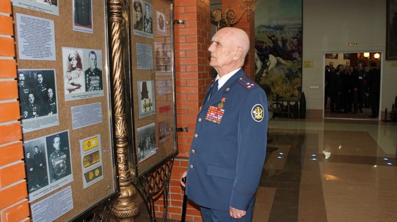 Глава города Краснодара Владимир Евланов вручил медаль участнику ВОВ Петру Иосифовичу Крюкову