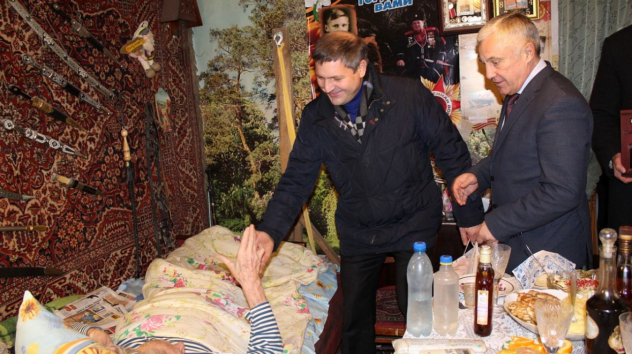 Вручили юбилейную медаль Почетному гражданину Краснодара, ветерану Великой Отечественной войны, участнику обороны Пашковской переправы Виталию Басию