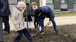 По поручению Евгения Наумова в школах и детсадах Краснодара стартовала акция по высадке деревьев