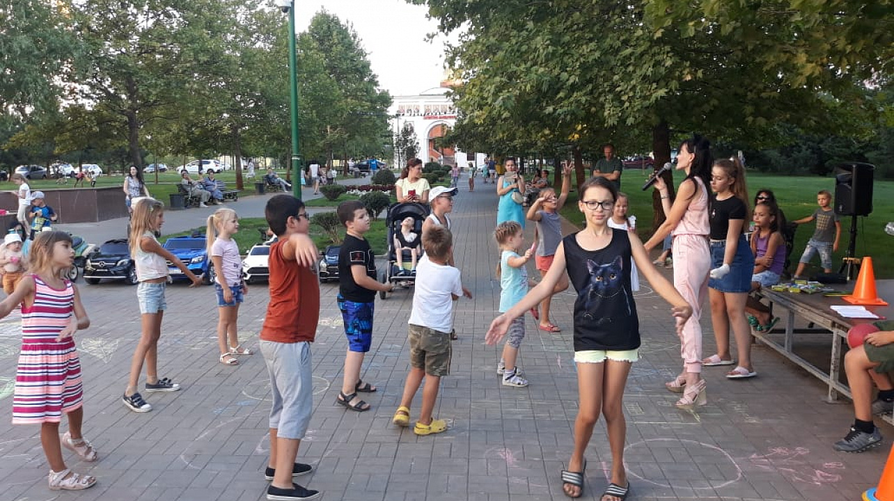 В Юбилейном микрорайоне состоялся конкурс рисунков на асфальте «Радужный бульвар»