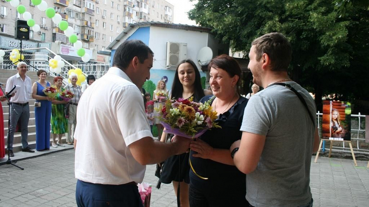 В сквере Фестивальном чествовали 13 заслуженных семей Прикубанского округа