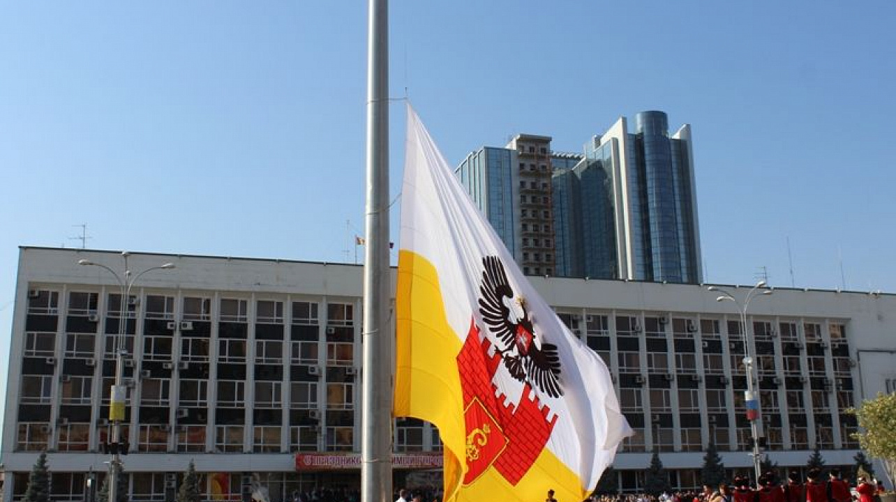 Общественность Центрального округа приняла участие в церемонии поднятия флага