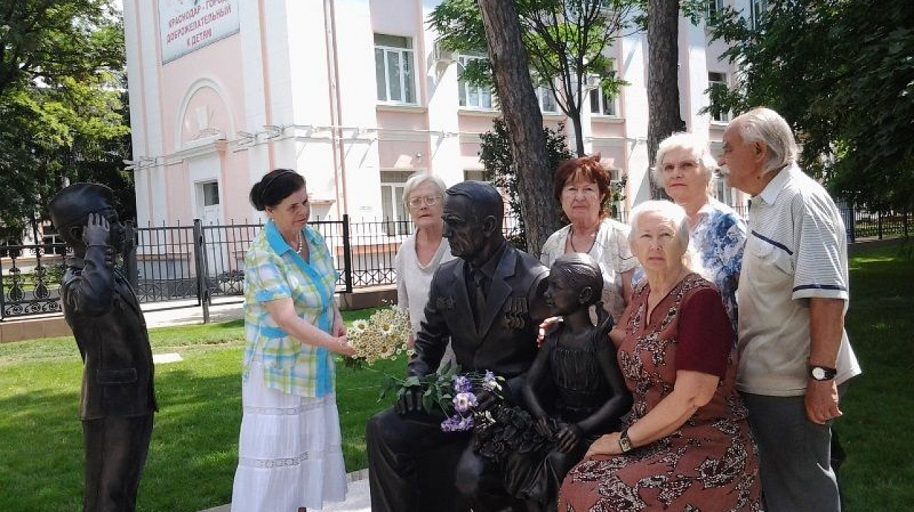 На территории Центрального округа открыта скульптурная композиция «Связь поколений»