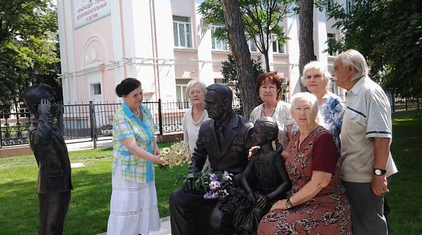 В Центральном округе появилась новая скульптурная композиция «Связь поколений»