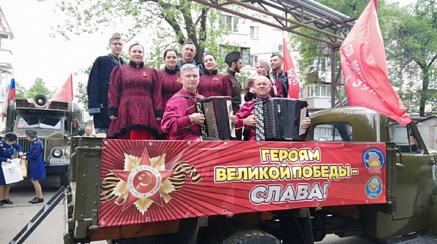 В Краснодаре у домов 140 ветеранов Великой Отечественной войны прошли концерты