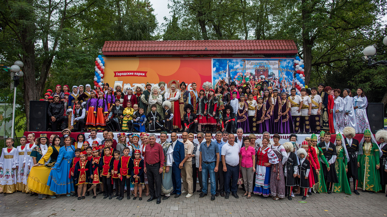 Традиционный «Хоровод Дружбы» объединил в День города Краснодара представителей различных национальностей.jpg
