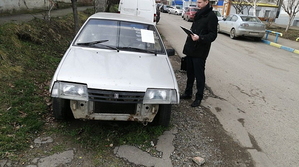 В Западном округе прошел рейд по выявлению брошенного автотранспорта