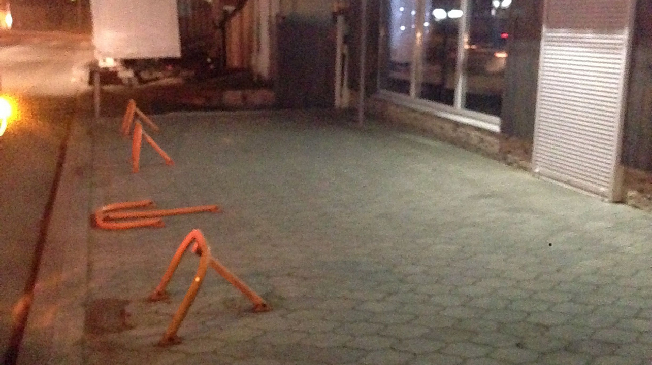 Сотрудниками отдела коммунального хозяйства 09 февраля 2017 года осуществлён демонтаж самовольно установленных парковочных барьеров по ул. Ленина, 3.