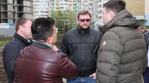 Владислав Ставицкий проинспектировал строящиеся объекты микрорайона Гидростроителей