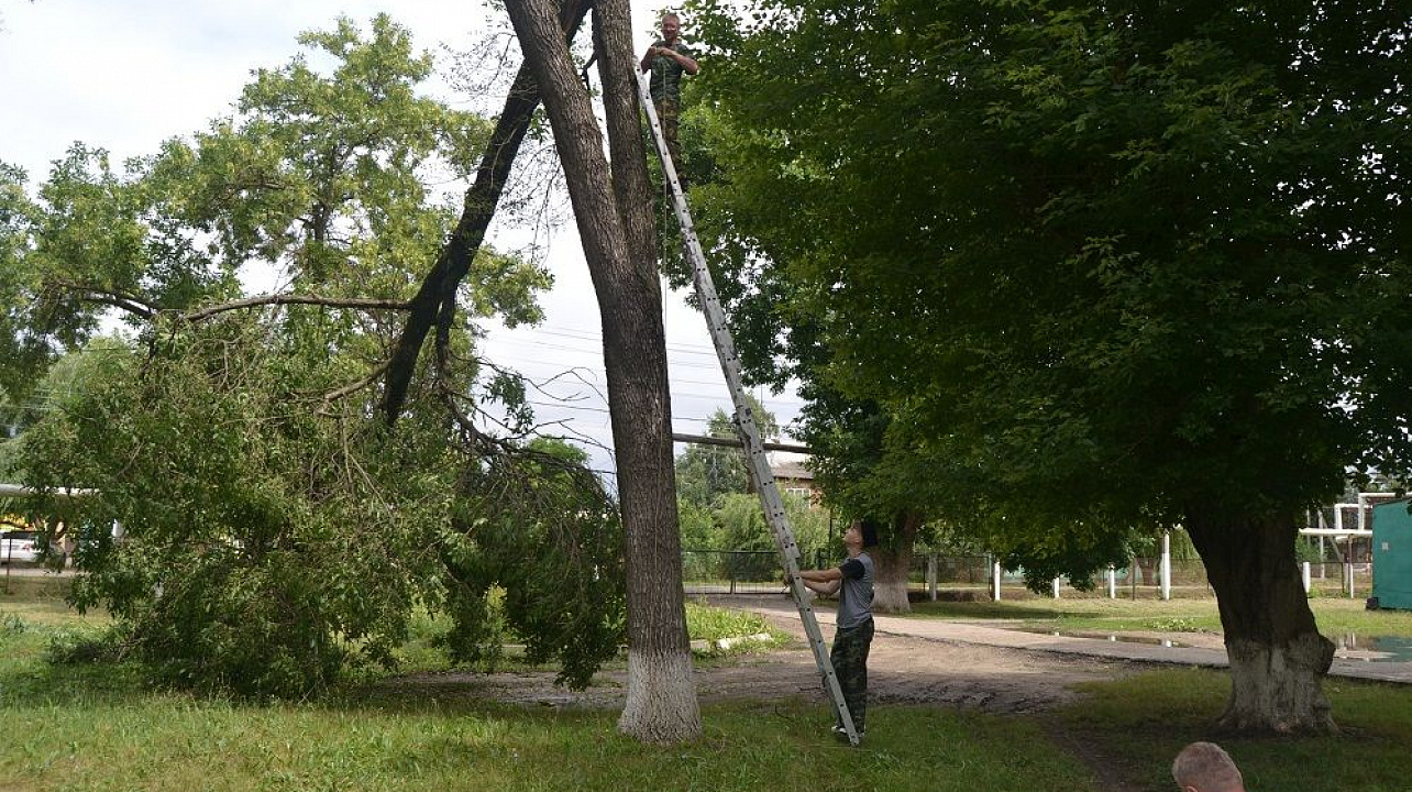 Каширинские казаки помогли школе хутора Ленина справиться с последствиями стихии