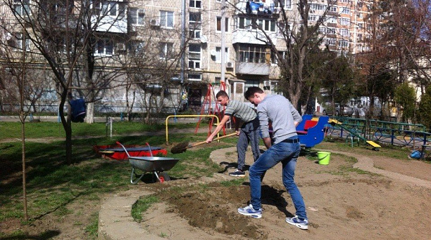 Жители улицы Яна-Полуяна приняли участие в субботнике