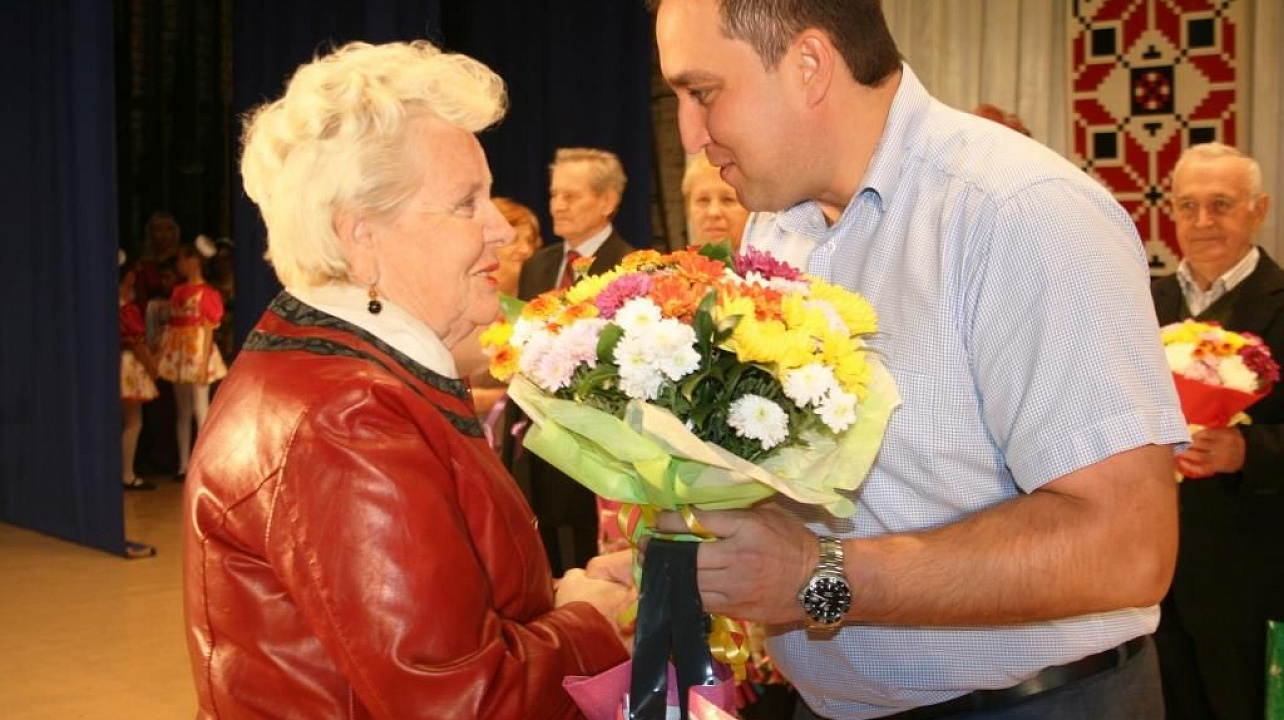 Людей старшего поколения поздравили в Прикубанском округе