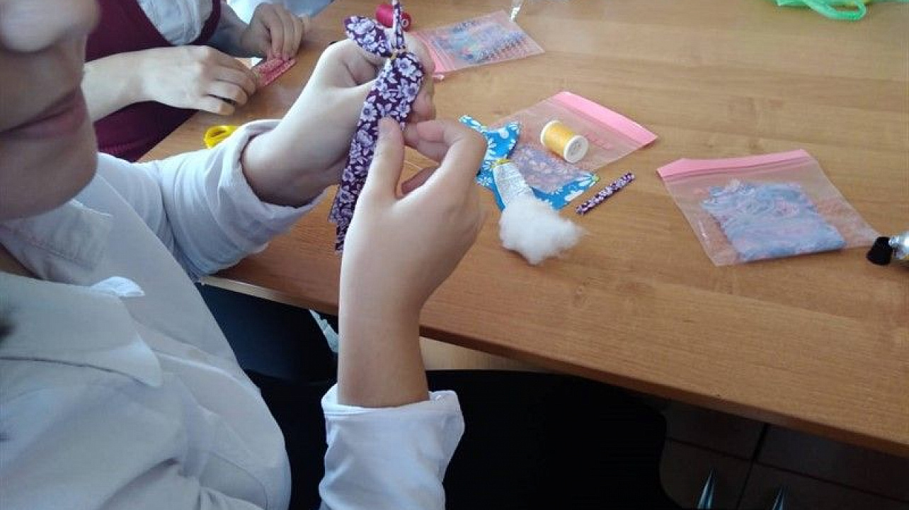 В школе № 21 силами общественного движения «Содружество» создана мастерская декоративно-прикладного искусства и творчества.jpg