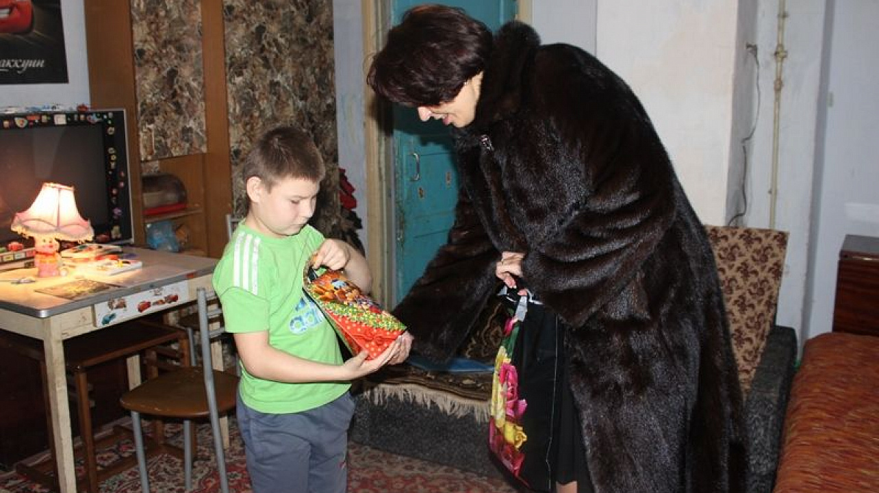 Детям с ограниченными возможностями здоровья вручили новогодние подарки