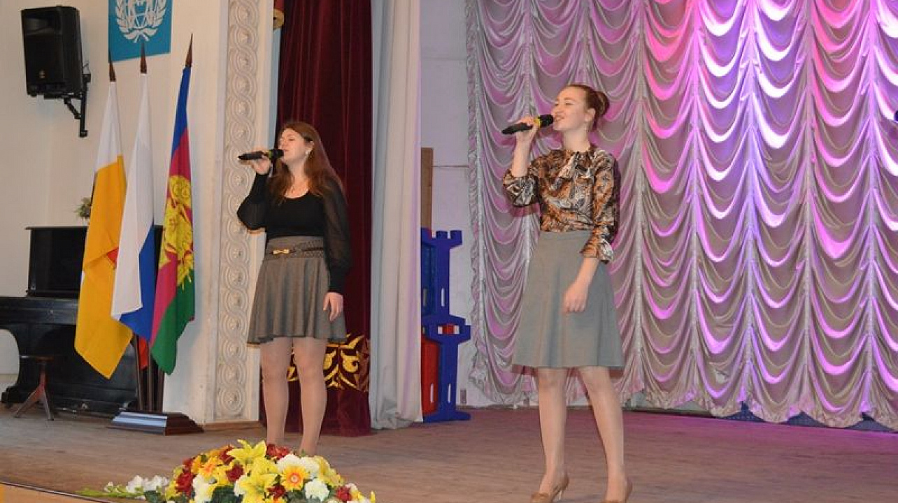 Студенты Краснодарского краевого базового медицинского колледжа приняли участие в праздничном концерте для молодежи и ветеранов «Песни славы боевой»