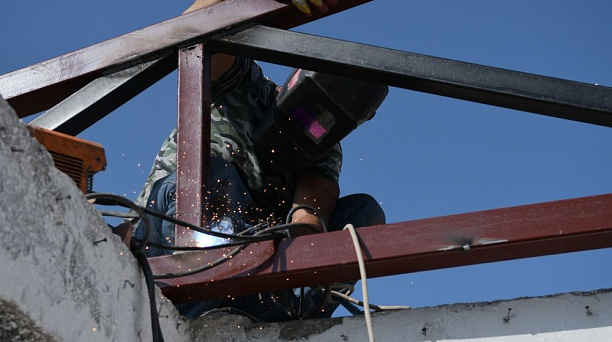 В пострадавшем при пожаре доме по ул. Российской Краснодара приступили к монтажу кровли