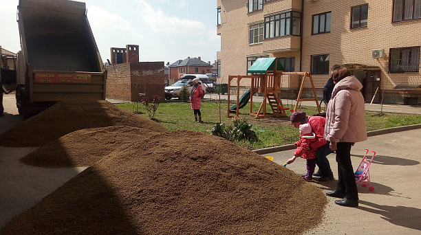 У бывшего «недостроя» появилась благоустроенная детская площадка