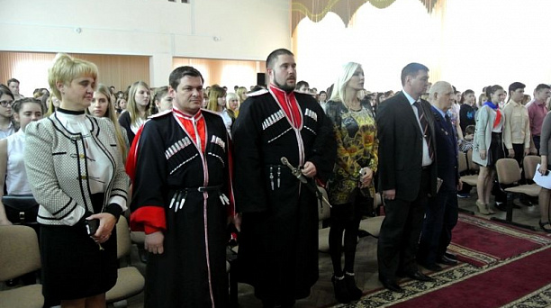 В Краснодарском торгово-экономическом колледже патриотический месячник завершился торжесвенным концертом
