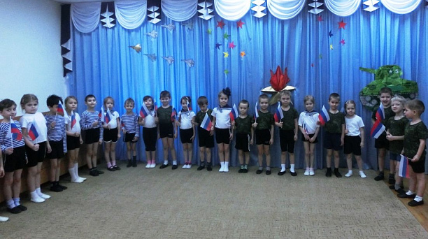 В рамках месячника оборонно-массовой и военно-патриотической работы в детском саду Западного округа прошла торжественная линейка