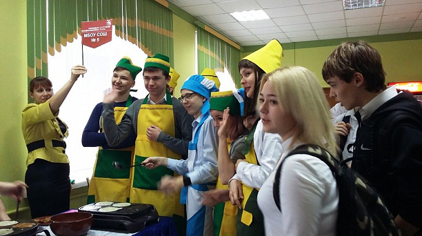 Школьники Западного округа посетили торгово-экономический и машинностроительный колледжи