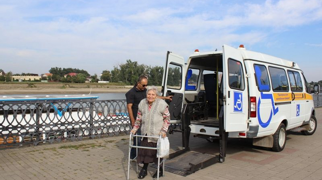 Инвалиды Центрального округа отправились на речную прогулку