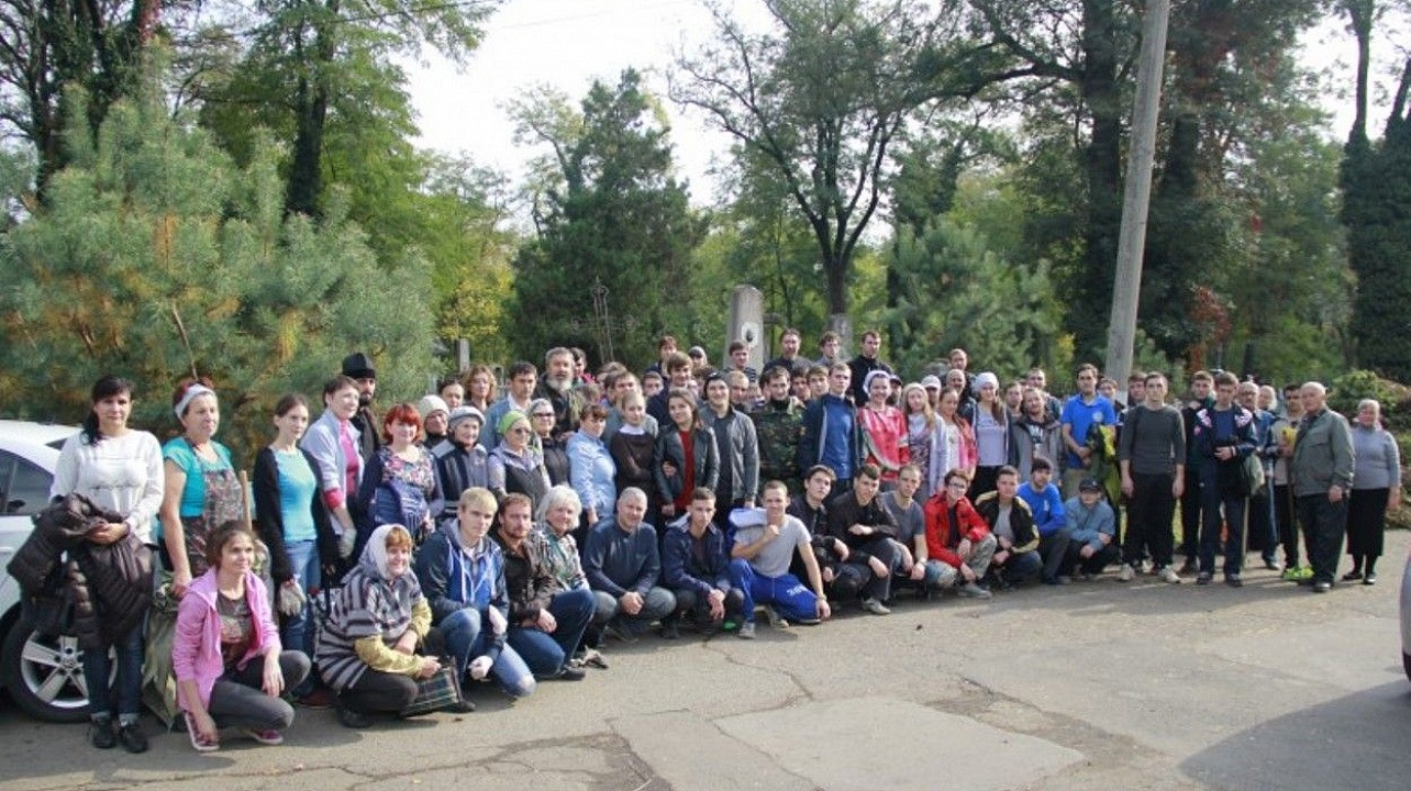 В Западном округе прошел субботник на Всесвятском кладбище