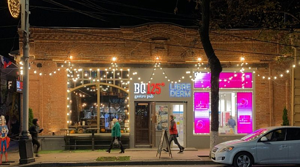 Одноцветные белые или желтые гирлянды: Лаконичная концепция новогоднего оформления фасадов Краснодара