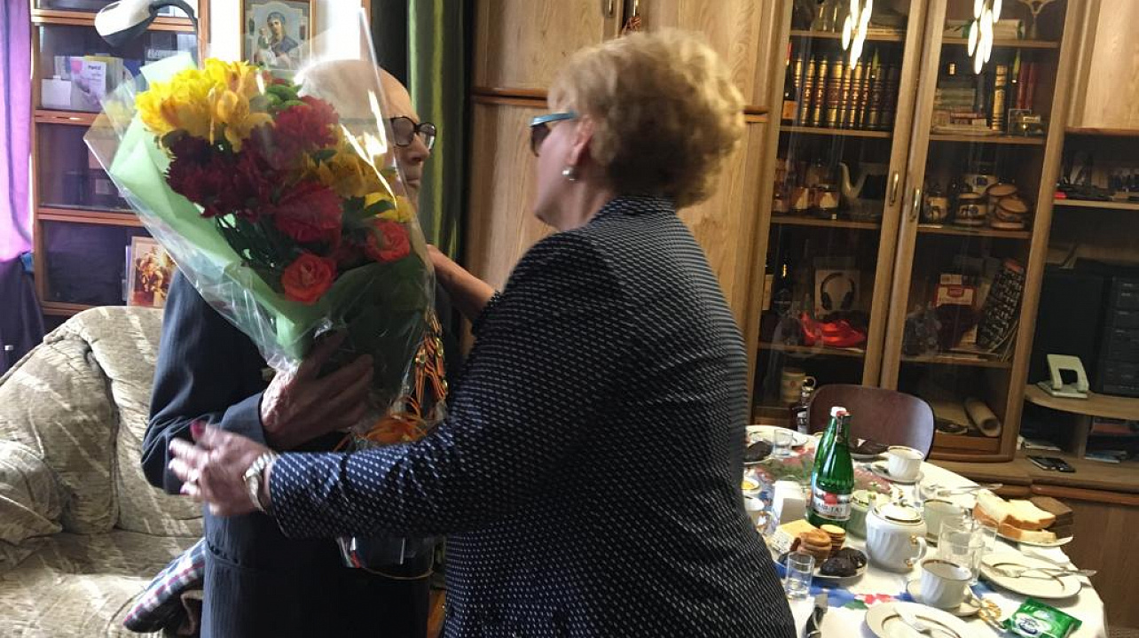 Ветерана Великой Отечественной войны поздравили с наступающим праздником - Днем Победы