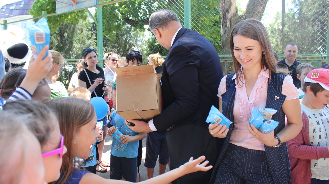 Детство – это смех и радость