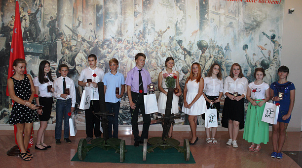 В Западном округе  торжественно вручили паспорта 14-летним гражданам