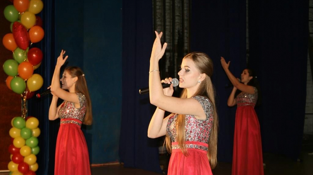 Творческие коллективы Прикубанского округа дали большой концерт в честь Дня матери