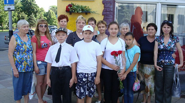 Общественность и школьники Центрального округа возложили цветы к мемориальным доскам Героев Великой Отечественной войны