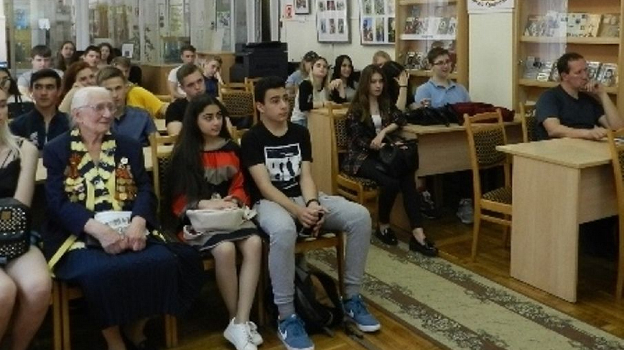 В библиотеке Западного округа состоялась литературно-музыкальная композиция «Эх, путь-дорожка фронтовая»