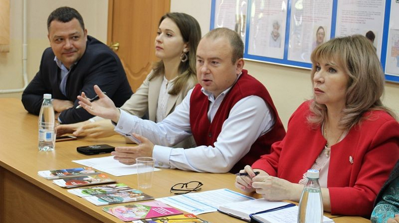 Изменения в законе о пенсиях и пользу вакцинации обсудили на приеме граждан в территориальном центре № 33