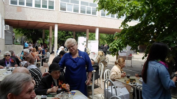 Учащиеся школы №80 поздравили ветеранов округа с Днем Победы