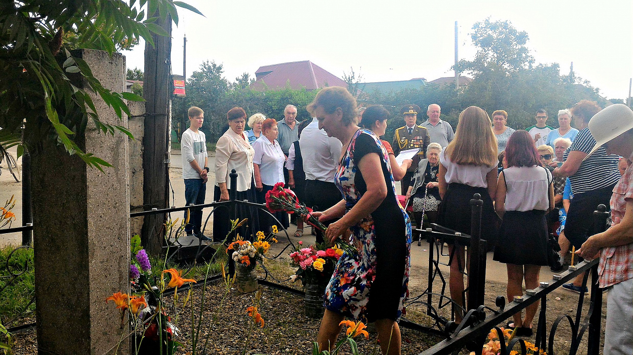 Актив общественности избирательного округа № 25 возложил цветы к памятнику летчику-истребителю, герою Советского Союза Б.Ф. Сафонову