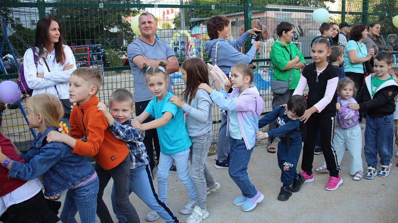 Вечер классической музыки и развлекательная программа для детей: во дворе по ул. Ставропольской, 178 прошел праздник, посвященный Дню города
