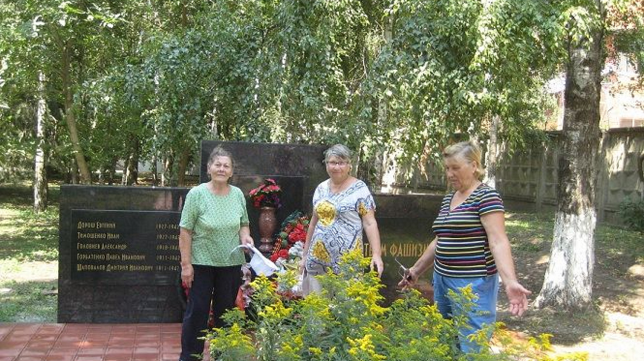 Общественники Прикубанского округа навели порядок в сквере Памяти по улице Российской