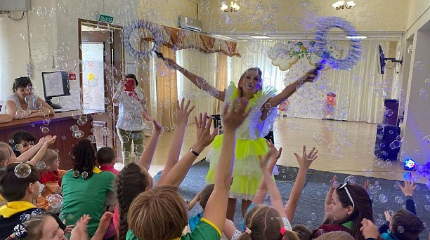 Сотрудники администрации Западного округа продолжают поздравлять детей с международным Днем защиты детей