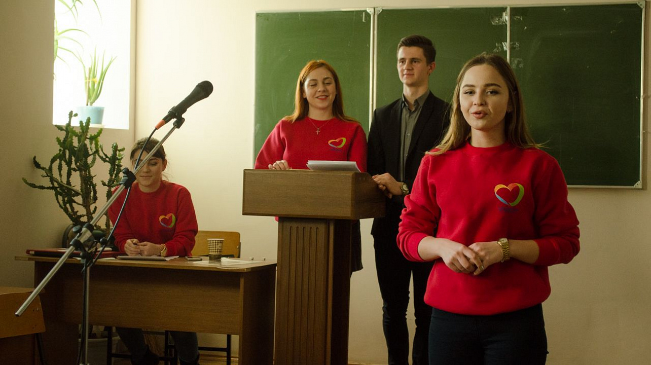 В  Кубанском государственном университете физической культуры, спорта и туризма прошёл вечер военно-патриотической песни «Споемте, друзья»