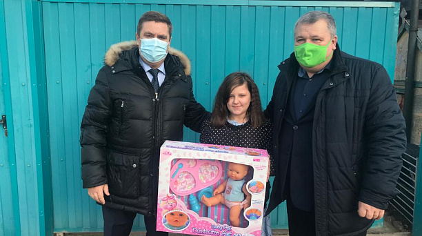 Накануне Нового года праздничные подарки вручили трем ребятам из станицы Елизаветинской